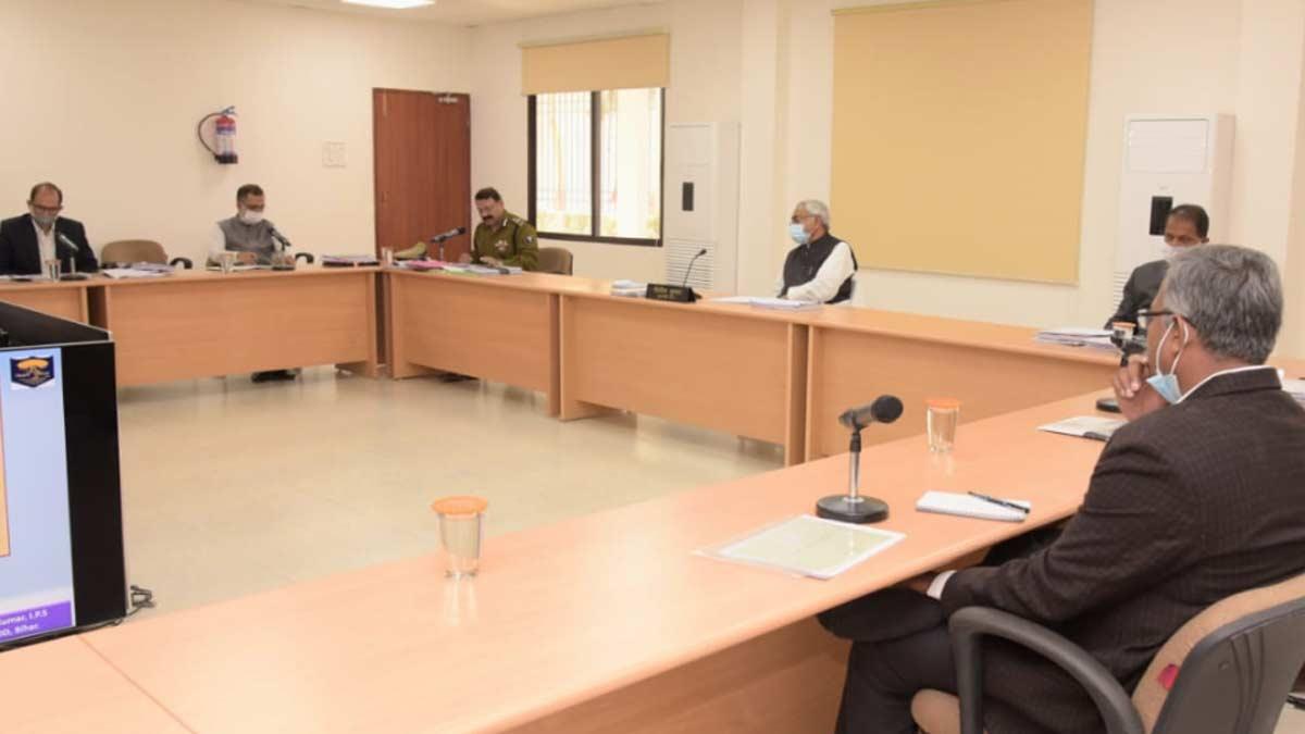 पुलिस अफसरों के साथ समीक्षा बैठक करते नीतीश कुमार (फोटो-रोहित)