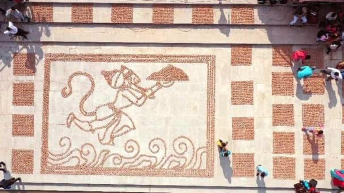 अयोध्या में दीपोत्सव की तैयारी में जुटे लोग (फोटो-ANI)