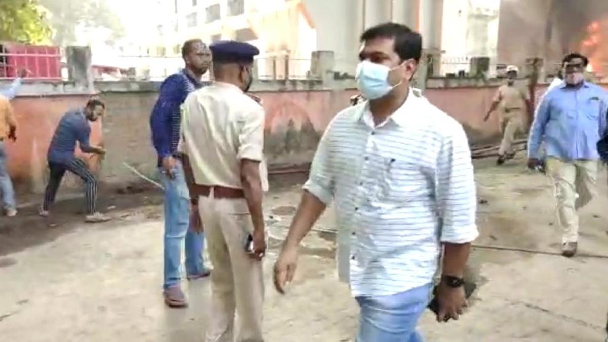 आग बुझने तक डटे रहे जिलाधिकारी.