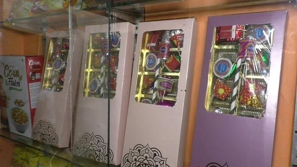गिफ्ट पैक भी खूब खरीद रहे लोग
