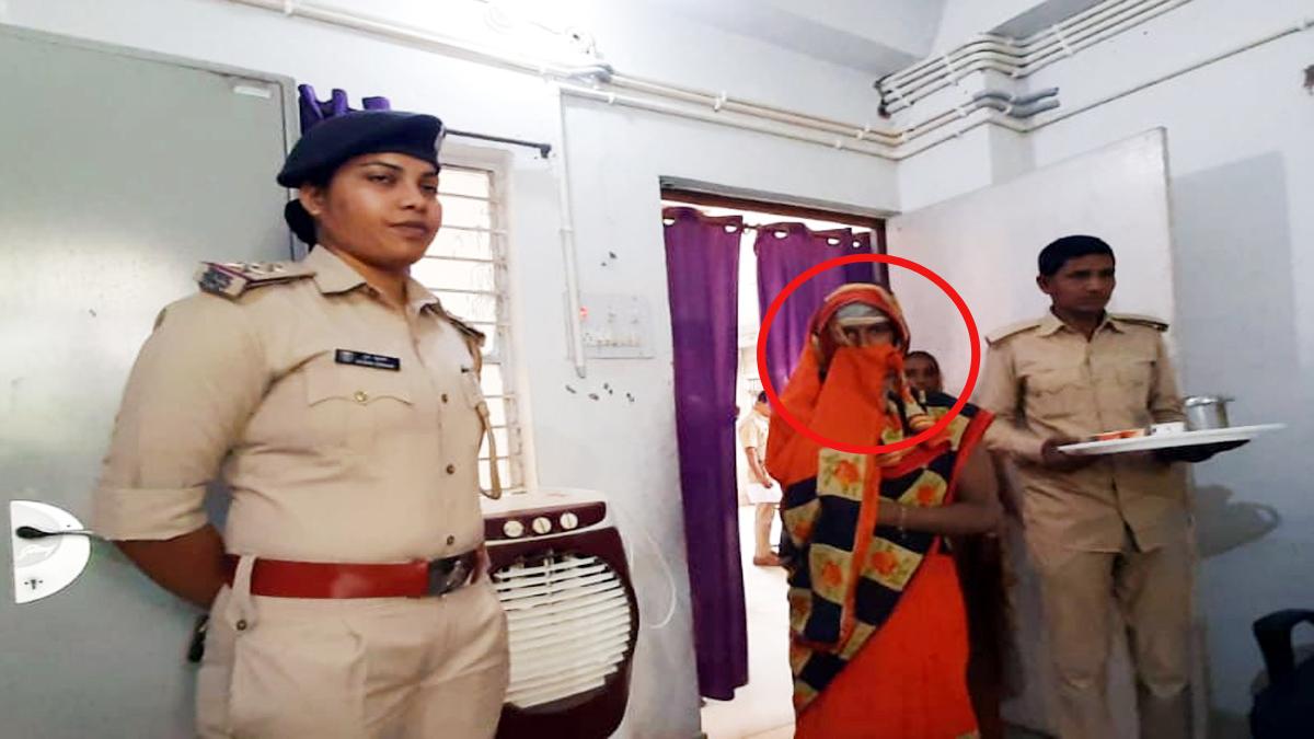 पांच वर्ष के बच्चे को मारने वाली आरोपी महिला (लाल घेरे में)