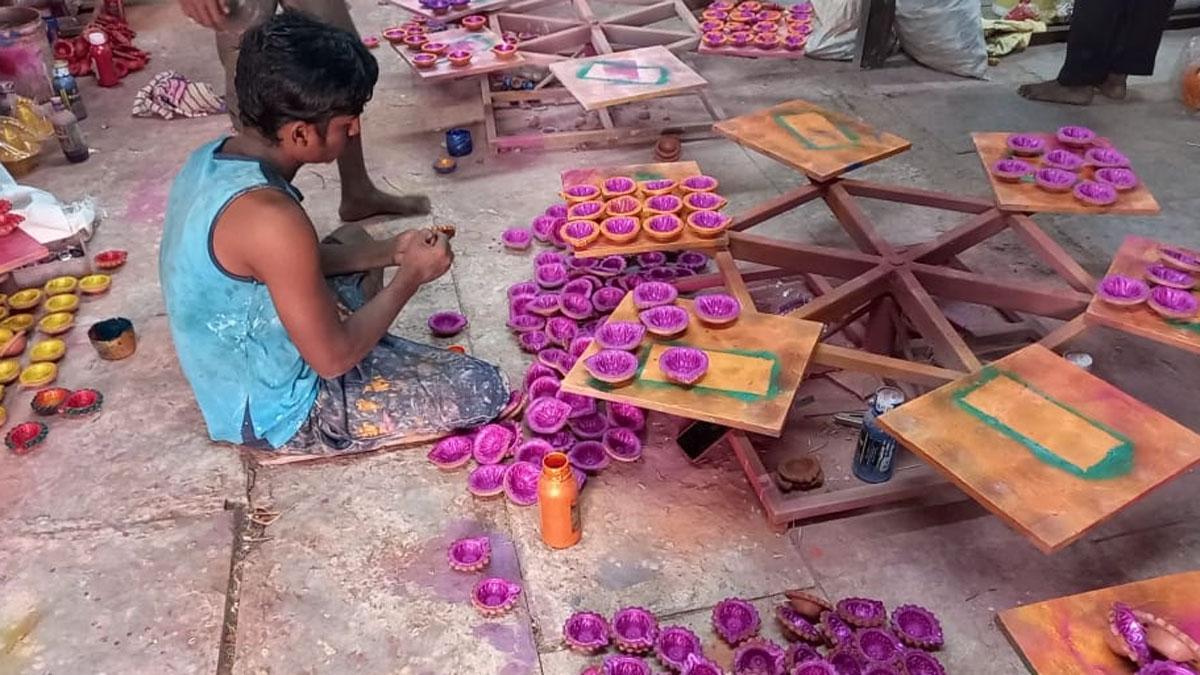 मिट्टी से कई तरह से चीजें बनाई जा रहीं (फोटो-पंकज)