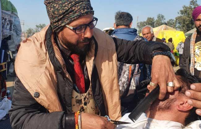 आंदोलन में शामिल लोगों का हेयर कट किया जा रहा 