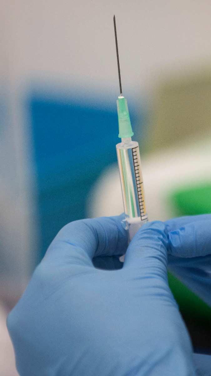 भारत में भी अगले महीने से शुरू हो सकता है टीकाकरण (एपी)