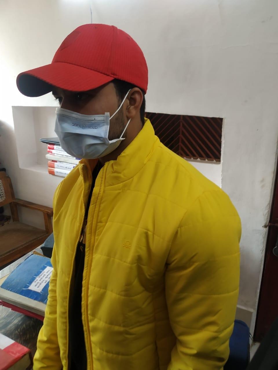 लखनऊ एयरपोर्ट पर पकड़ा गया युवक