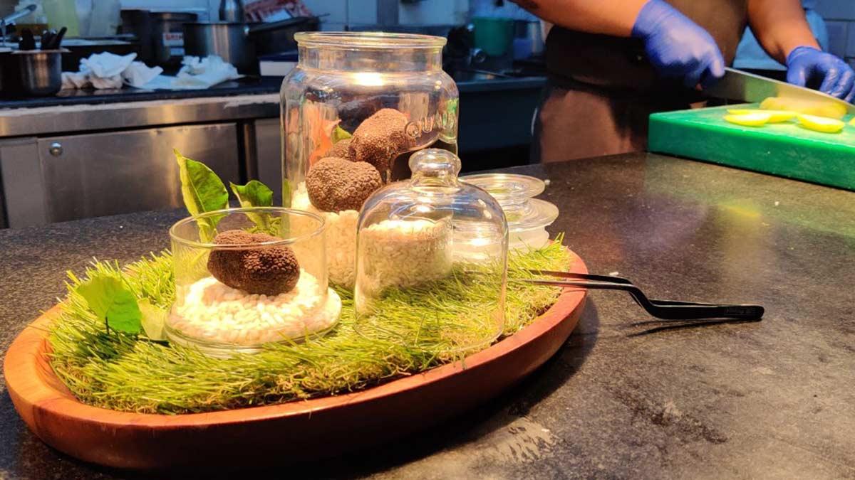 कोरोना गाइडलाइन के साथ इस बार रेस्त्रां कर रहे तैयारी (फोटो-ऐश्वर्या)