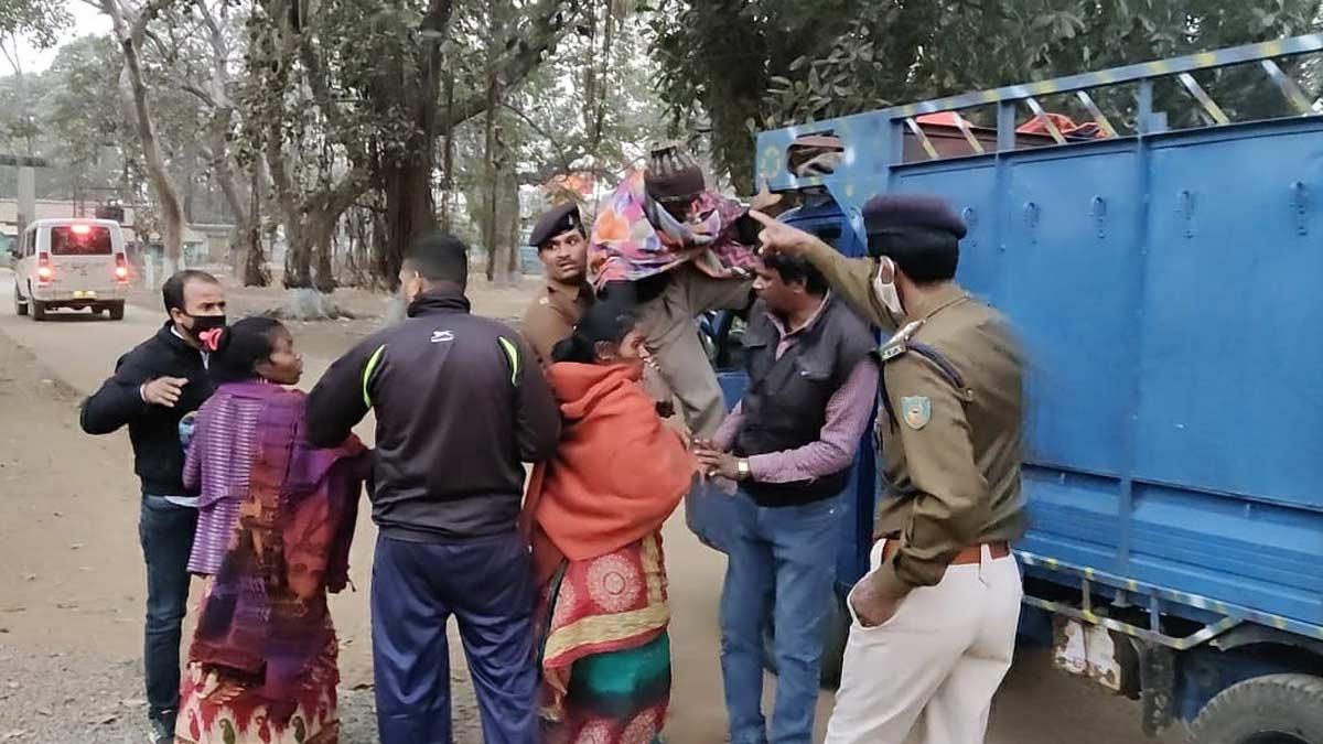 शव के साथ पति को बैठाए जाने का विरोध करती आरोपी की पत्नी