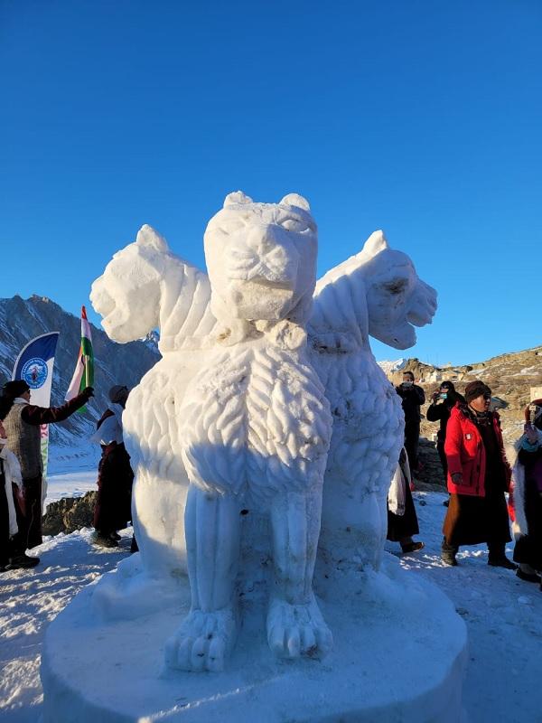 बर्फ से बनी अशोक स्तंभ की प्रतिकृति
