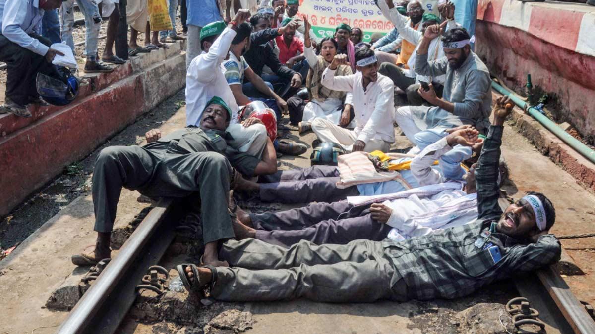 ओडिशा में रेल ट्रैक पर कब्जा जमाए प्रदर्शनकारी (पीटीआई)