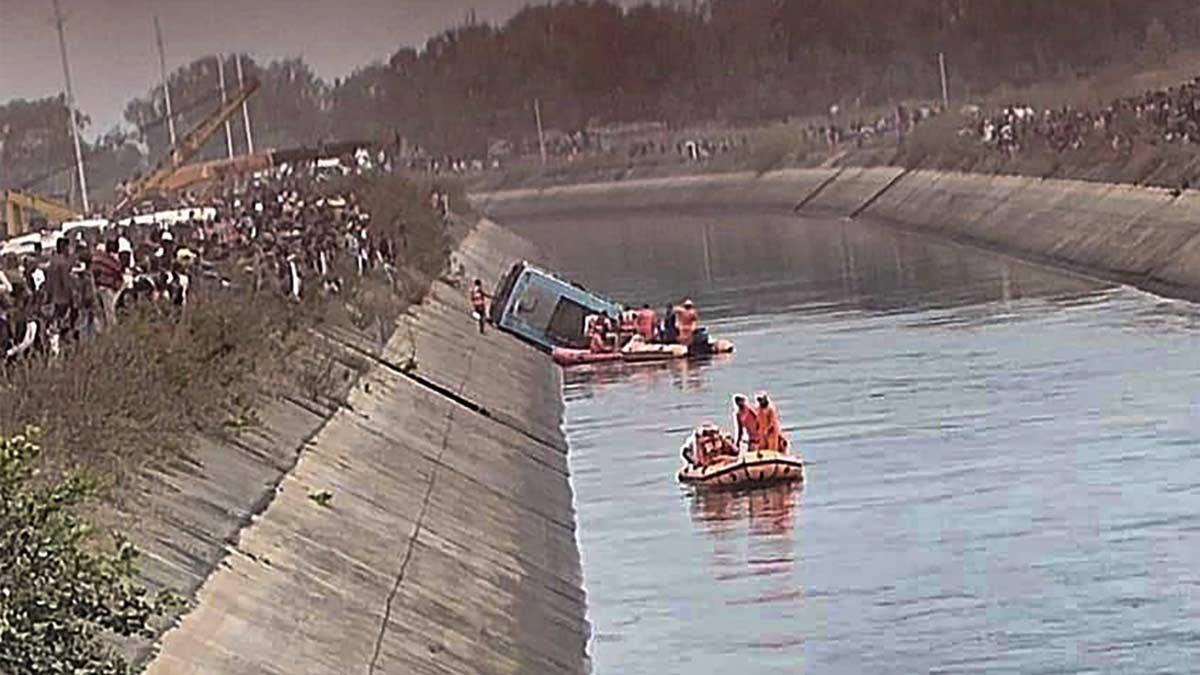 सतना जा रही बस सीधी के नहर में गिर गई (वीडियो-ग्रैब)