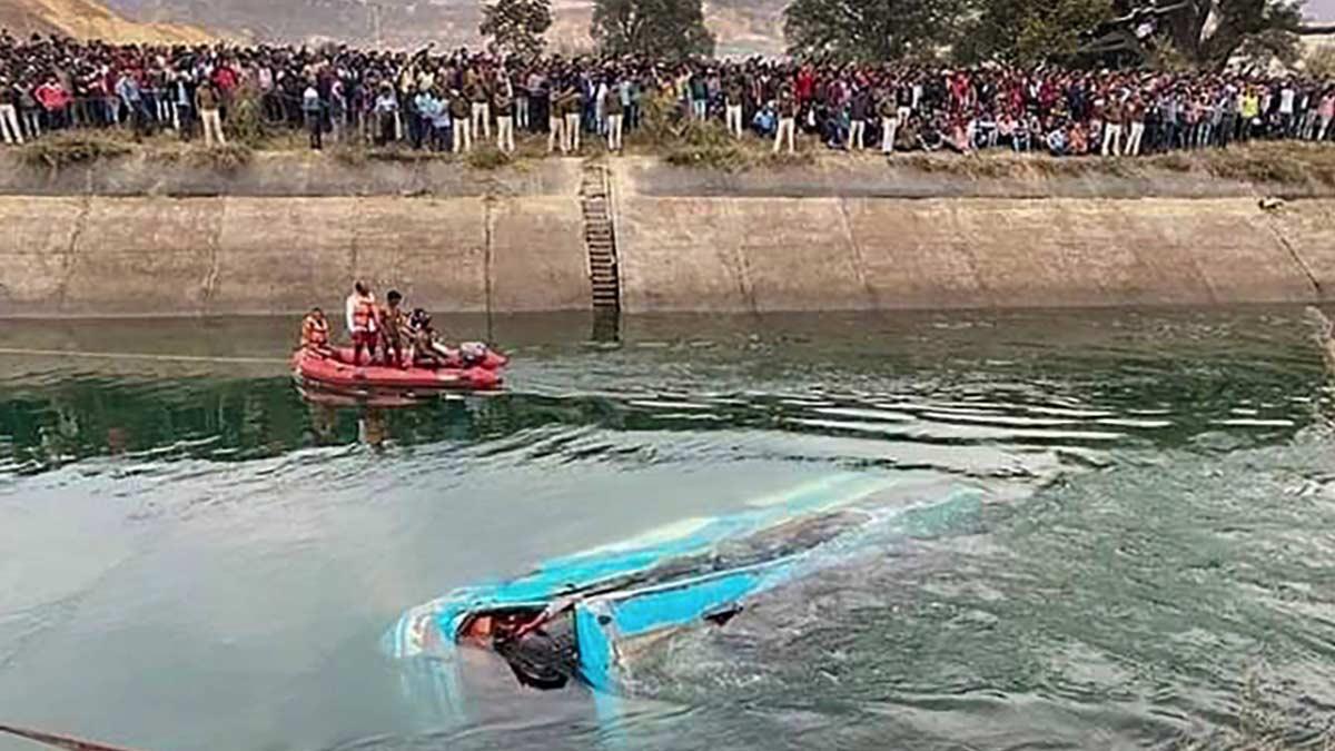 नहर में बस गिरने के बाद राहत और बचाव कार्य (वीडियो-ग्रैब)