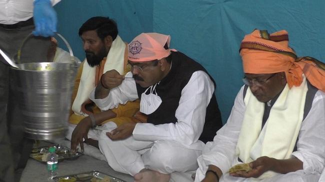 पेट्रोलियम मंत्री ने छका लंगर