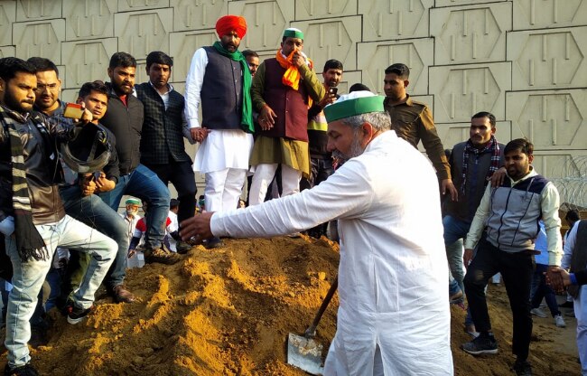 राकेश टिकैत गाजीपुर बॉर्डर पर पौधे लगाते हुए