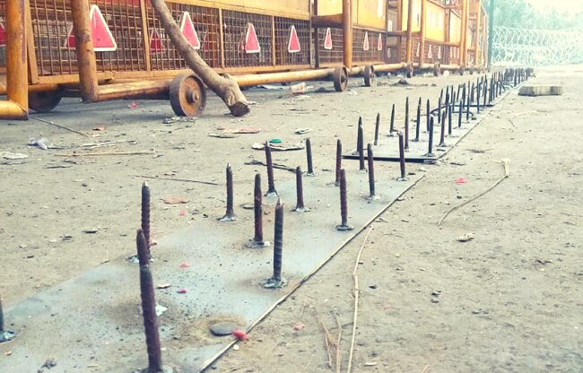 पुलिस द्वारा लगवाई गई कीलें