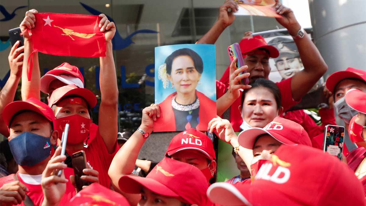 सू की की रिहाई की मांग कर रहे प्रदर्शनकारी (PTI)