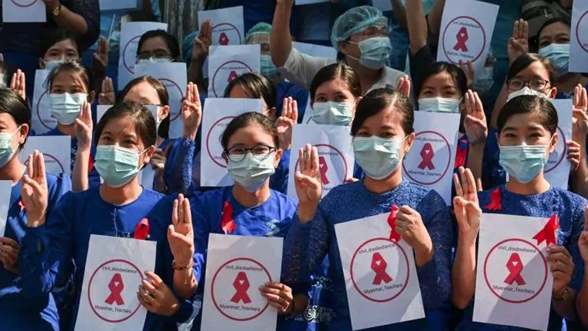 बढ़ता जा रहा प्रदर्शन (PTI)