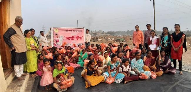 मजदूर महिलाओं को दी जाती है साड़ी