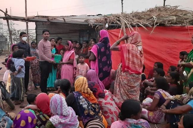 साड़ी पाकर खिले महिला मजदूरों के चेहरे