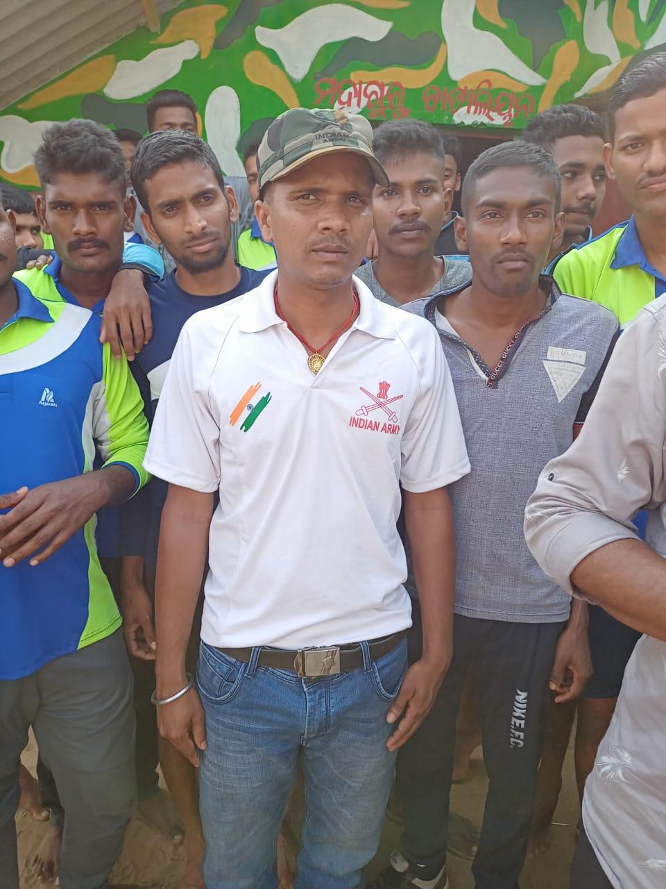 ट्रेनिंग सेंटर के युवाओं के साथ सिलू नायक