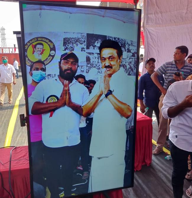 स्टालिन के साथ कार्यकर्ता की सेल्फी