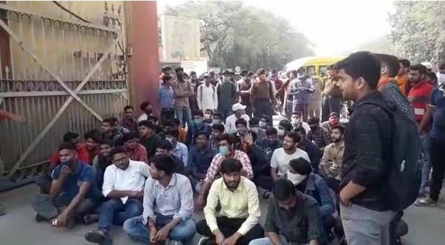 बीएचयू मेन गेट पर प्रदर्शनकारी छात्र