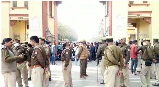 बीएचयू मेन गेट पर प्रदर्शनकारी छात्र