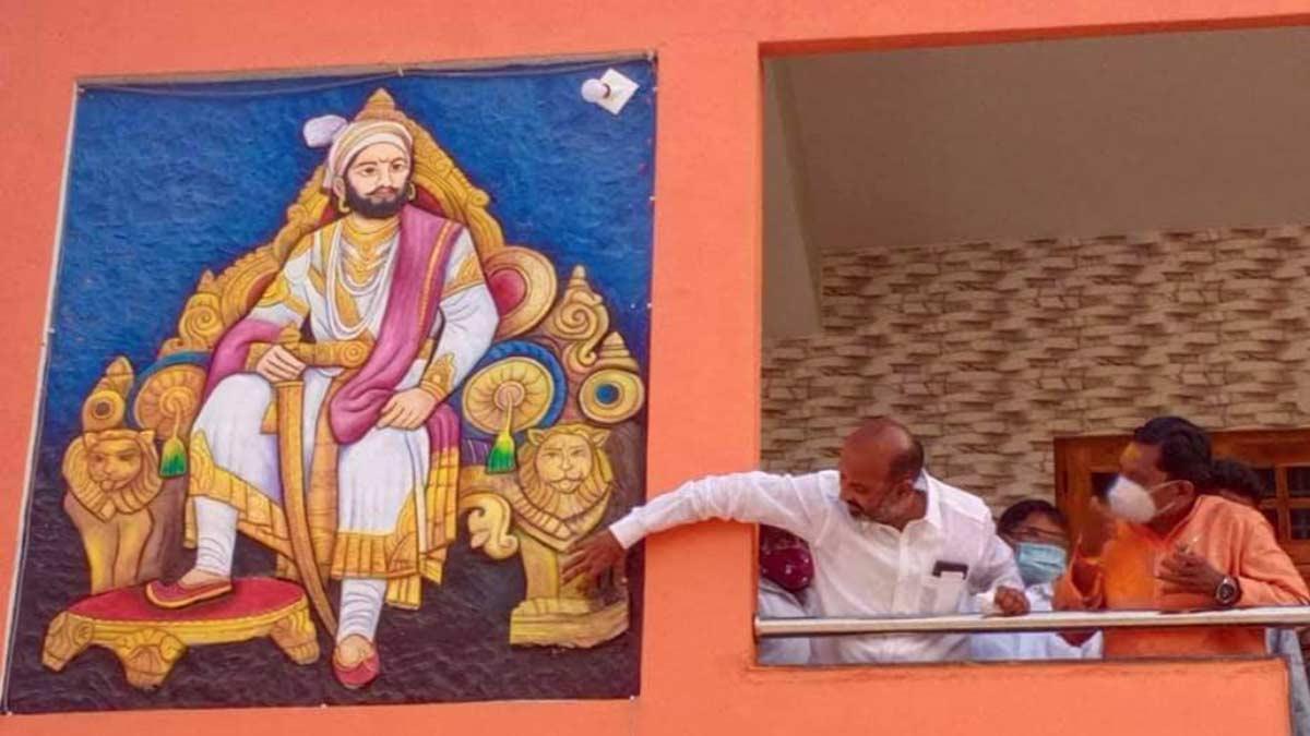 पीएम मोदी के अलावा शिवाजी की भी आकृति लगवाई (फोटो-ट्विटर)