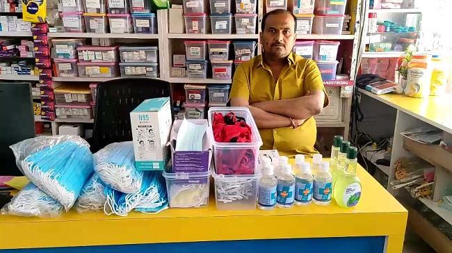 दुकानों में भरा है मास्क और सैनिटाइजर
