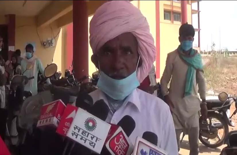 दिव्यांग के पिता भागीरथ