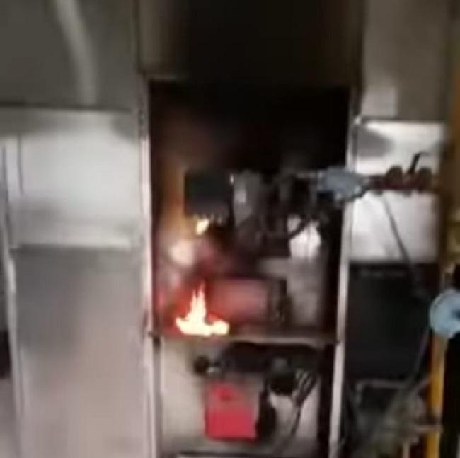 शव जलाने के लिए करना पड़ रहा इंतजार