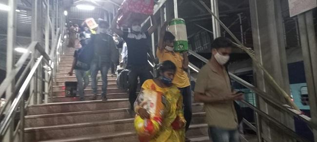 स्टेशन पर उमड़ी भीड़