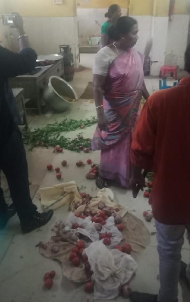 कैंटीन के अंदर भी की तोड़फोड़