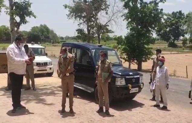 एसडीएम हेम कुमार सिंह ने पुलिस बल के साथ शराब के ठेके और दुकानों पर चेकिंग की.