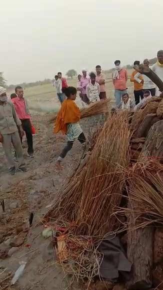 माता-पिता का अंतिम संस्कार करती बेटी (फोटो-वीडियो ग्रैब)