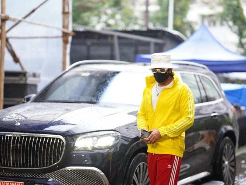 अपनी सेट की ओर जाते रणवीर