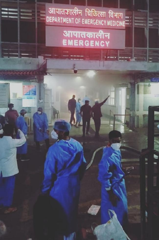 मौके पर पहुंचीं फायर ब्रिगेड की सात गाड़ियां