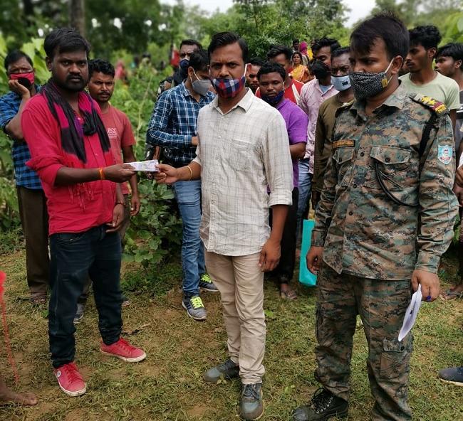 पीड़ित के परिजनों से मिले डीएफओ