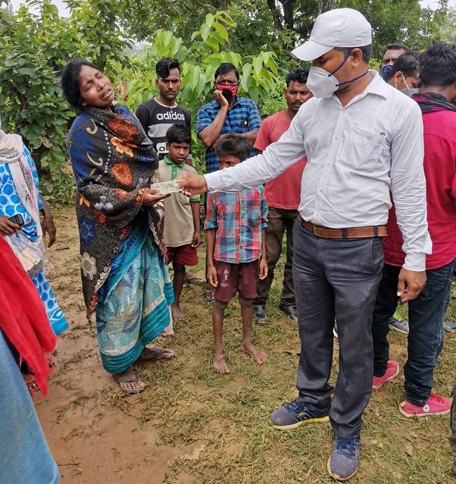 पीड़ित परिवार को दी मदद, डीएफओ ने दिया मुआवजा दिलाने का आश्वासन