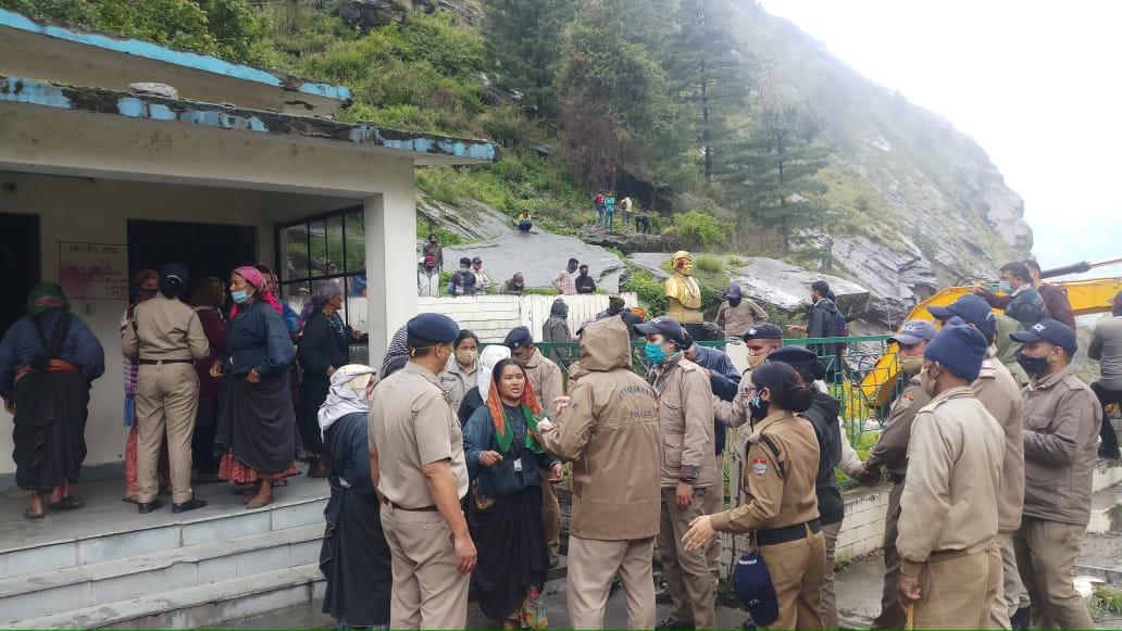 प्रतिमा हटाते समय भावुक हुए लोग