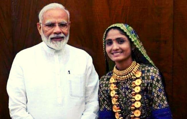 प्रधानमंत्री नरेंद्र मोदी के साथ लोकगायिका गीता रबारी (फाइल फोटो)