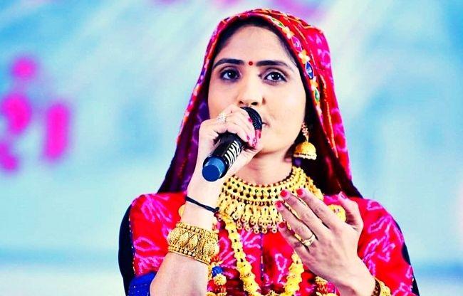 स्टेज पर गाना गाती लोकगायिका गीता रबारी