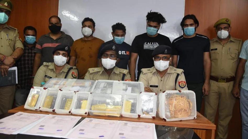 गिरफ्तार चोरों के साथ पुलिस