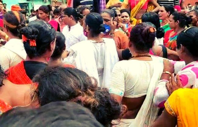 प्रदर्शन करते हुए किन्नर समाज के लोग