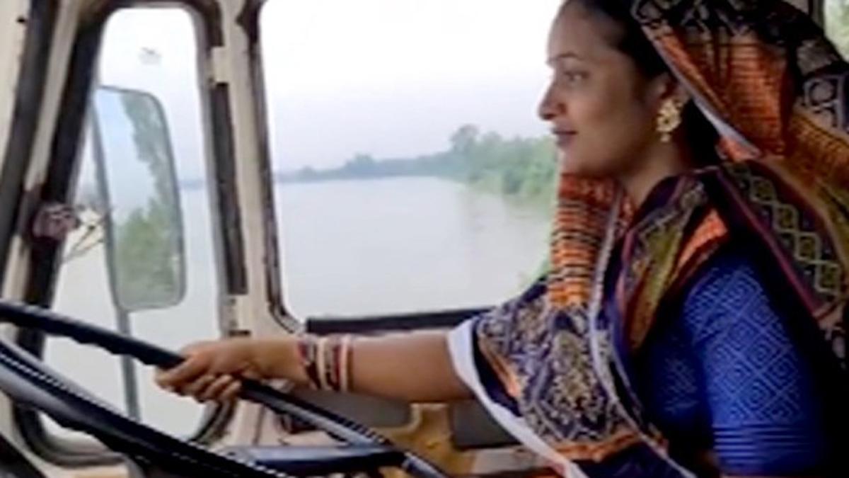 मोनालिसा ये सारे काम भारतीय महिलाओं की पारम्परिक पोशाक साड़ी पहनकर ही करती हैं.