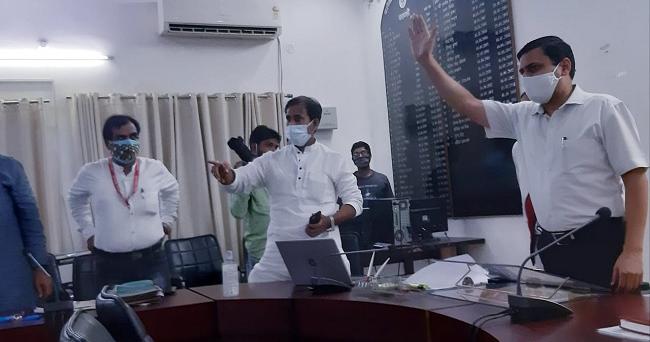 स्क्रूटनी के समय पहुंचे थे कैबिनेट मंत्री अनिल राजभर