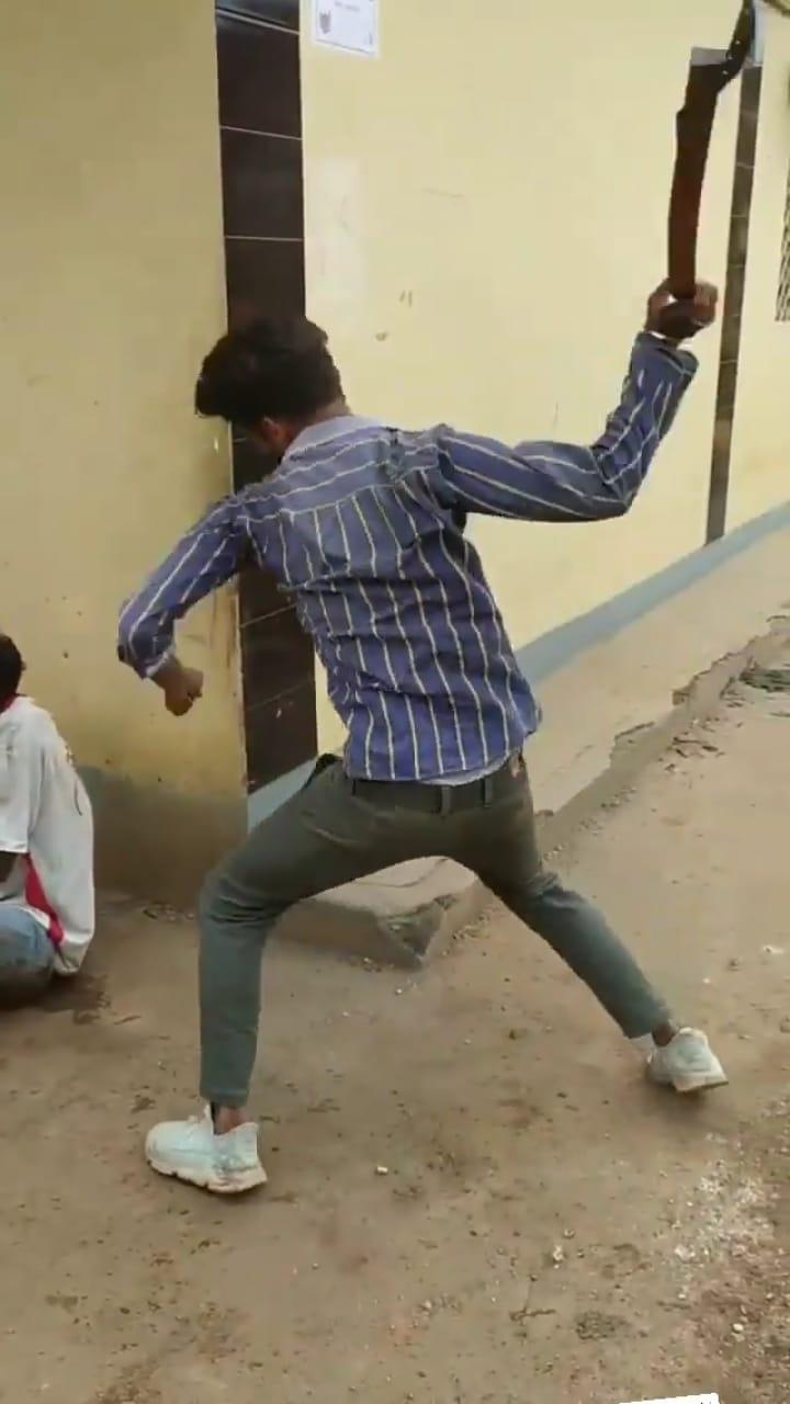 बेल्ट से मारते लोग