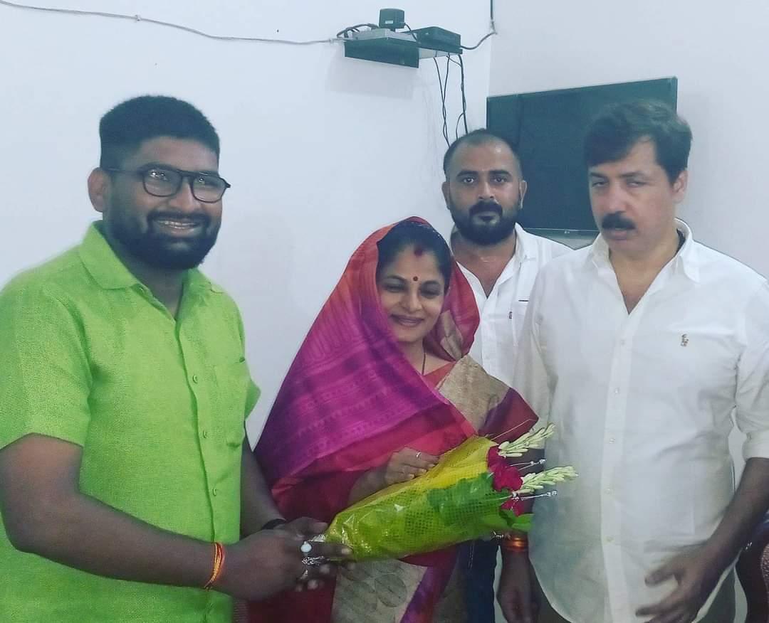 सोशल मीडिया पर लोग शेयर कर रहे बधाई देते तस्वीरें