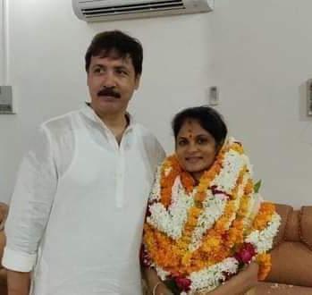 अपनी पत्नी के साथ धनंजय सिंह