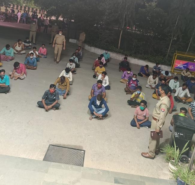 नियमों के उल्लंघन पर पुलिस ने काटे चालान