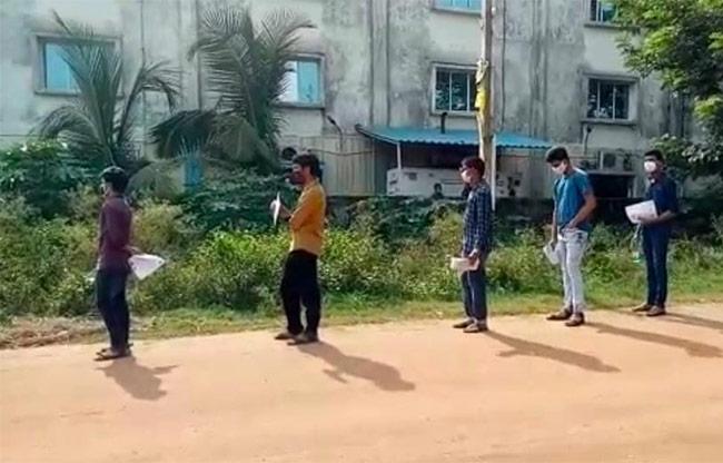 जेईई (मेन) की परीक्षा देने पहुंचे परीक्षार्थी (aajtak.in)